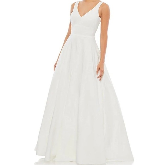 NWOT! Ieene for Mac Duggal V-Neck Lined Pocketed Sleeveless Dress in White - Picture 1 of 13